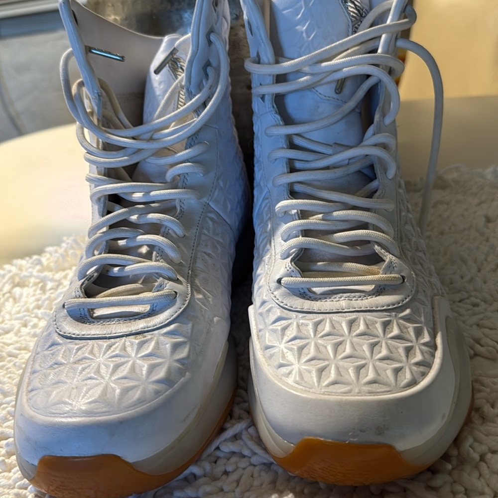 Kobe “White Gum” 10 elite high back Sz 12 men good condition